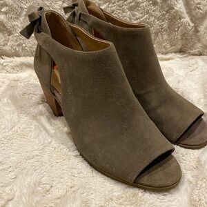 Lucky 🍀 Brand open toe booties size 9.5 in beige color